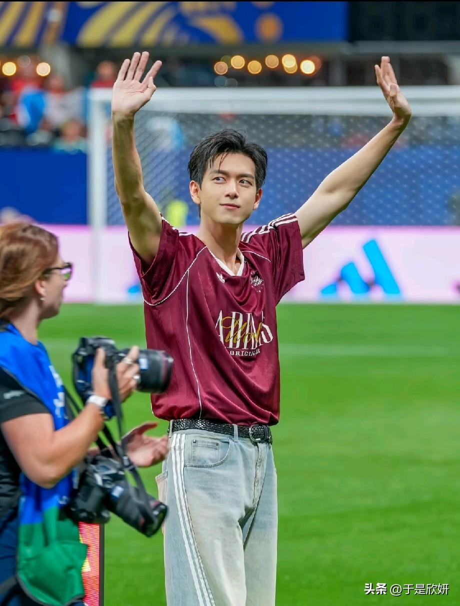 世界杯赛场生图封神！李现状态颜值双在线，越来越帅了
 
一组李现现身世界杯赛场的