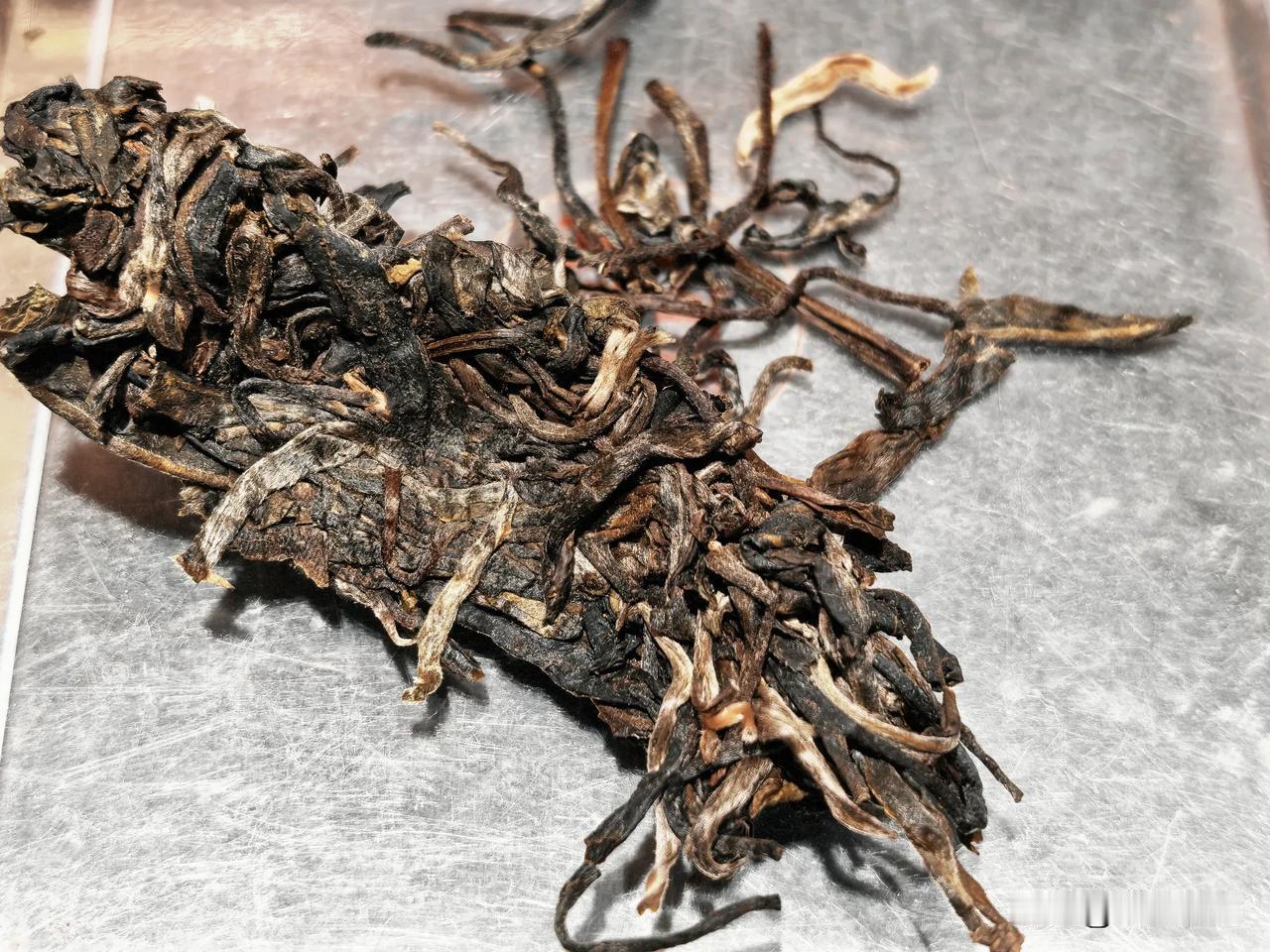 犀牛塘生普这个样！
今天与两个老茶友相聚，一起品鉴了犀牛塘普洱生茶，杯香好，几乎