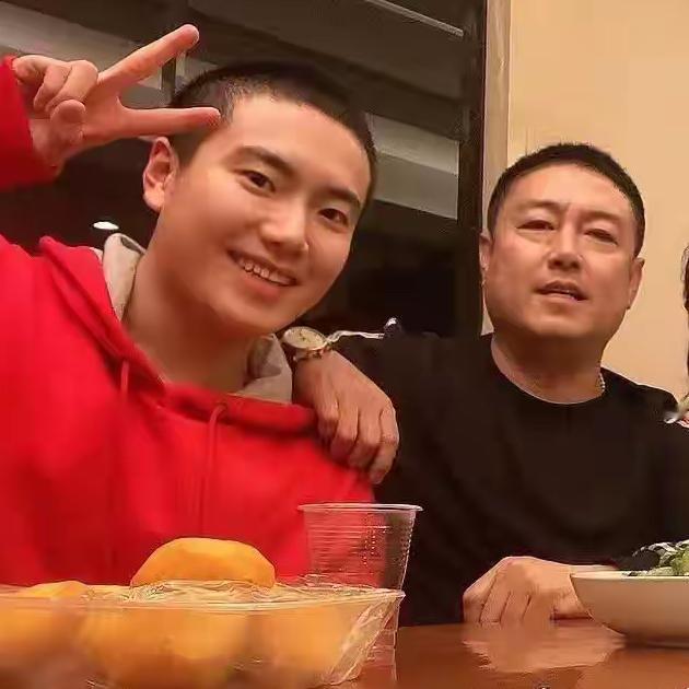 说实在的，梁靖崑家最明智的当属老爸梁春利，自己身价过亿，担任河北金地煤业公司董事