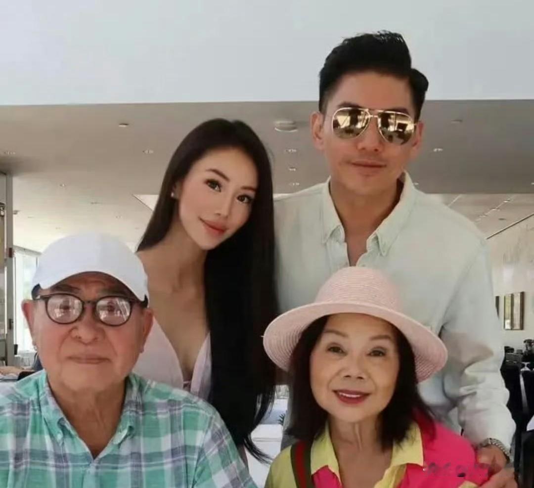 孔子第76代孙在美国结婚，妻子厚唇大眼是大马名媛，两人网上认识 ​​​