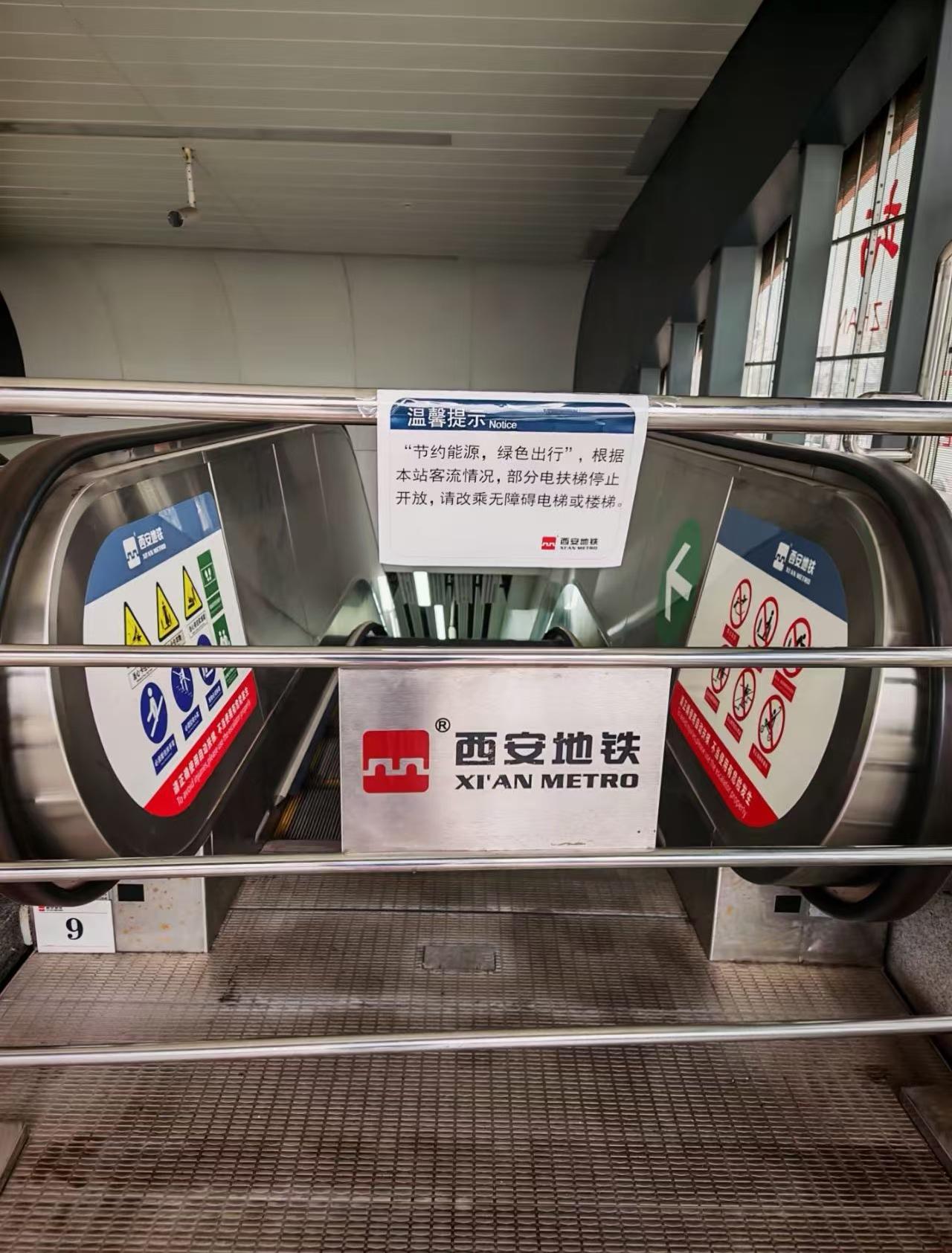 网友拍摄到的西安地铁一景，各行各业真的太难了！！！