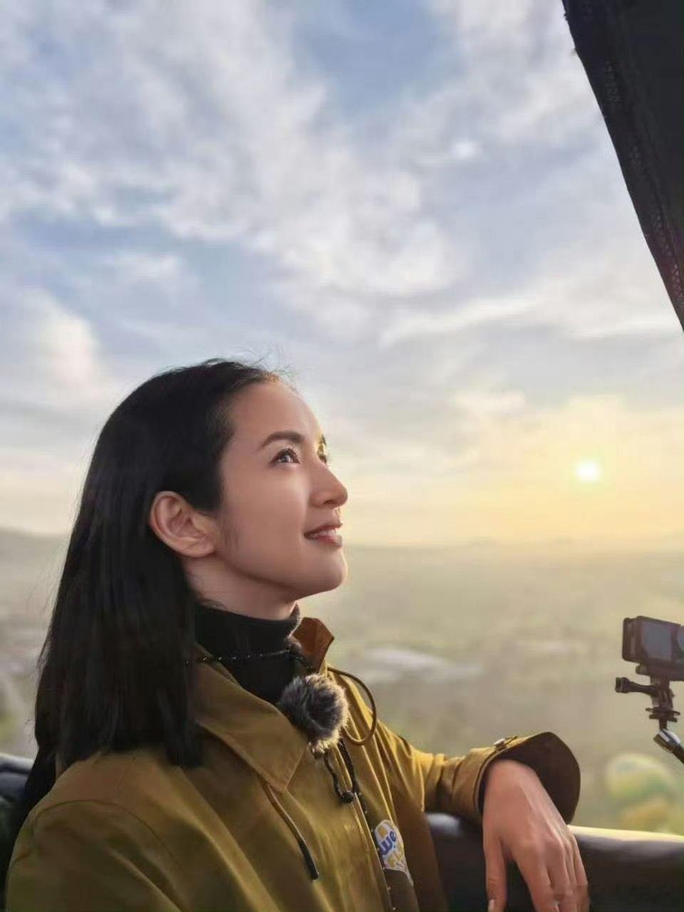 王星越吴君如探班邓为指不定叫了大家一起，只不过恰好王星越和吴君如有空，也算是一起