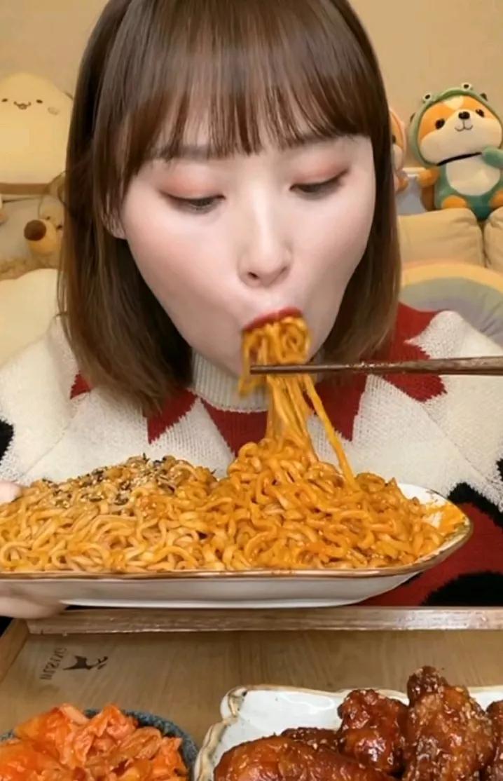 食面飘香香满屋，美食佳肴共品尝。#美食好滋味🥰# #十香凉面分享# #分享美食