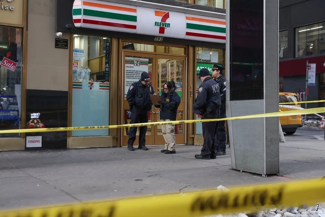 美国纽约市的时代广场附近发生枪击案，一名男子在便利店内被击毙。