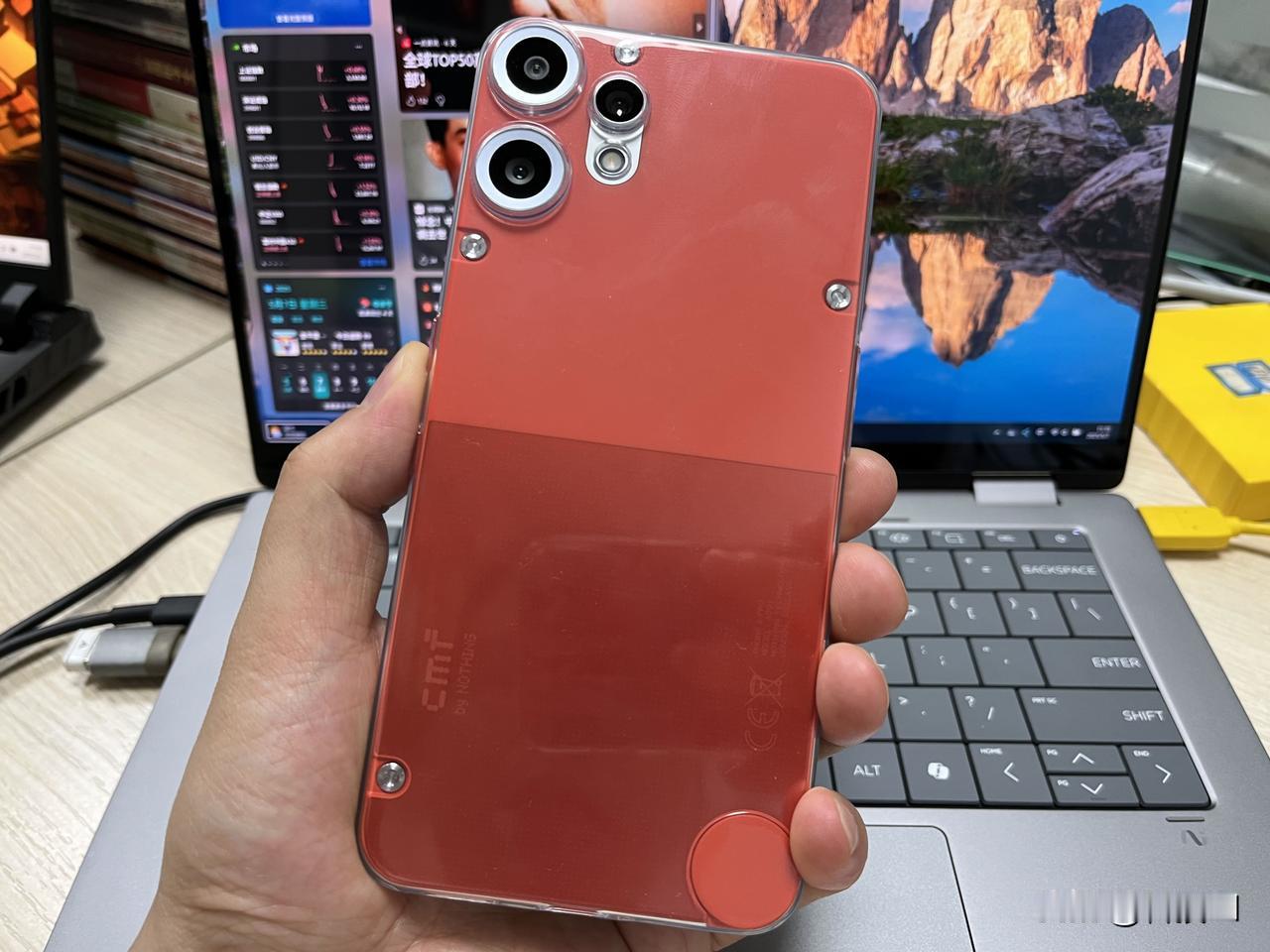 最近摸到了一下很火的Nothing Phone，不过是CMF版本。整体造型确实独