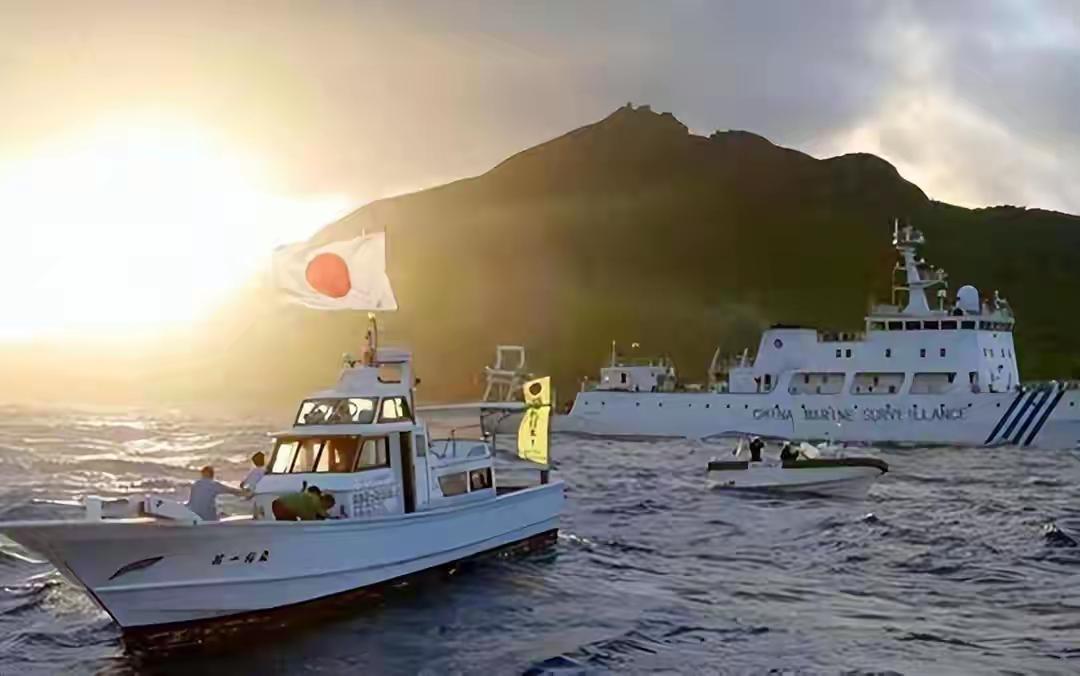 中方依法驱离违规外籍船只 维护海域正常秩序
 
近日，我国海事执法部门在相关海域