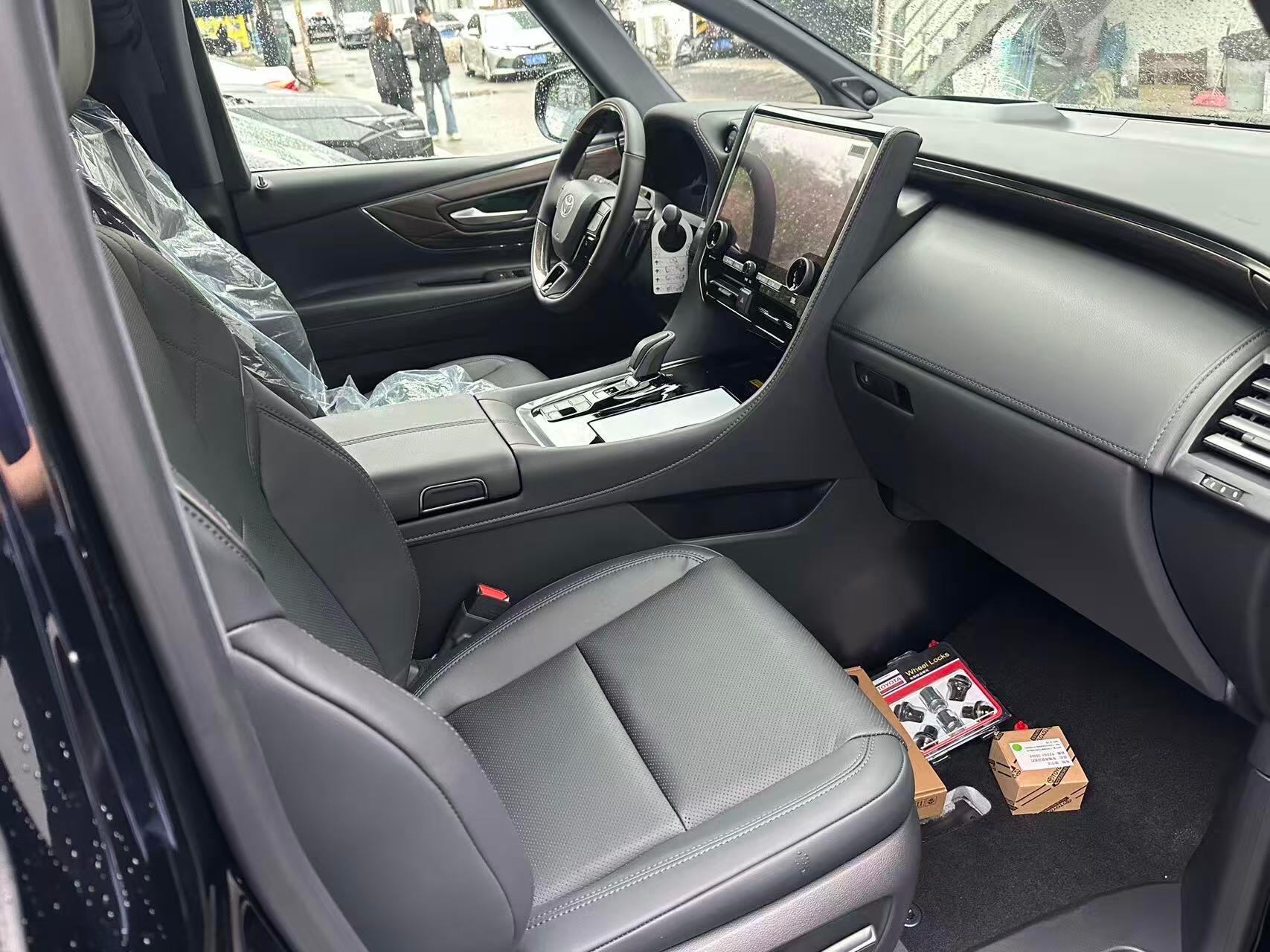 埃尔法大座椅版一台黑外黑内指导价90.9万生产日期是26年2月份的目前加价2.8