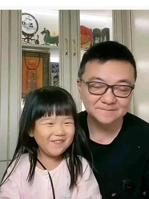 董路二女儿董伊萌今年十岁，长相酷似父亲，乖巧甜美，平时很低调很少露面。
 
她十