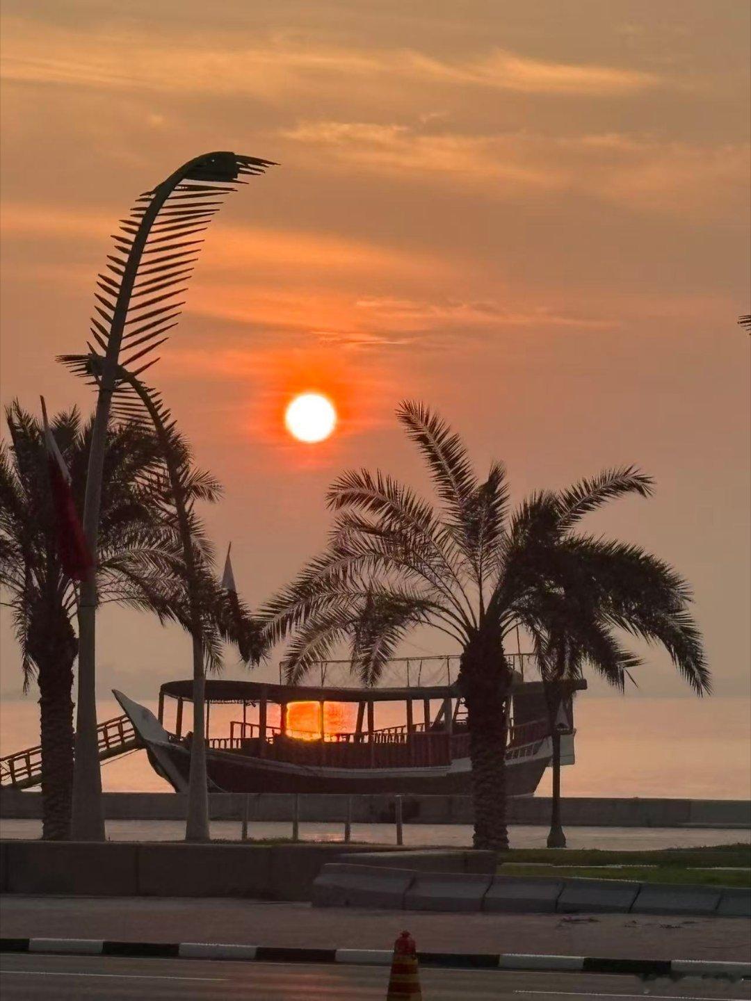从上机前波斯湾的日落，到下机帝都的夕阳，空间在变换，时间仿佛是静止的，山川异域，