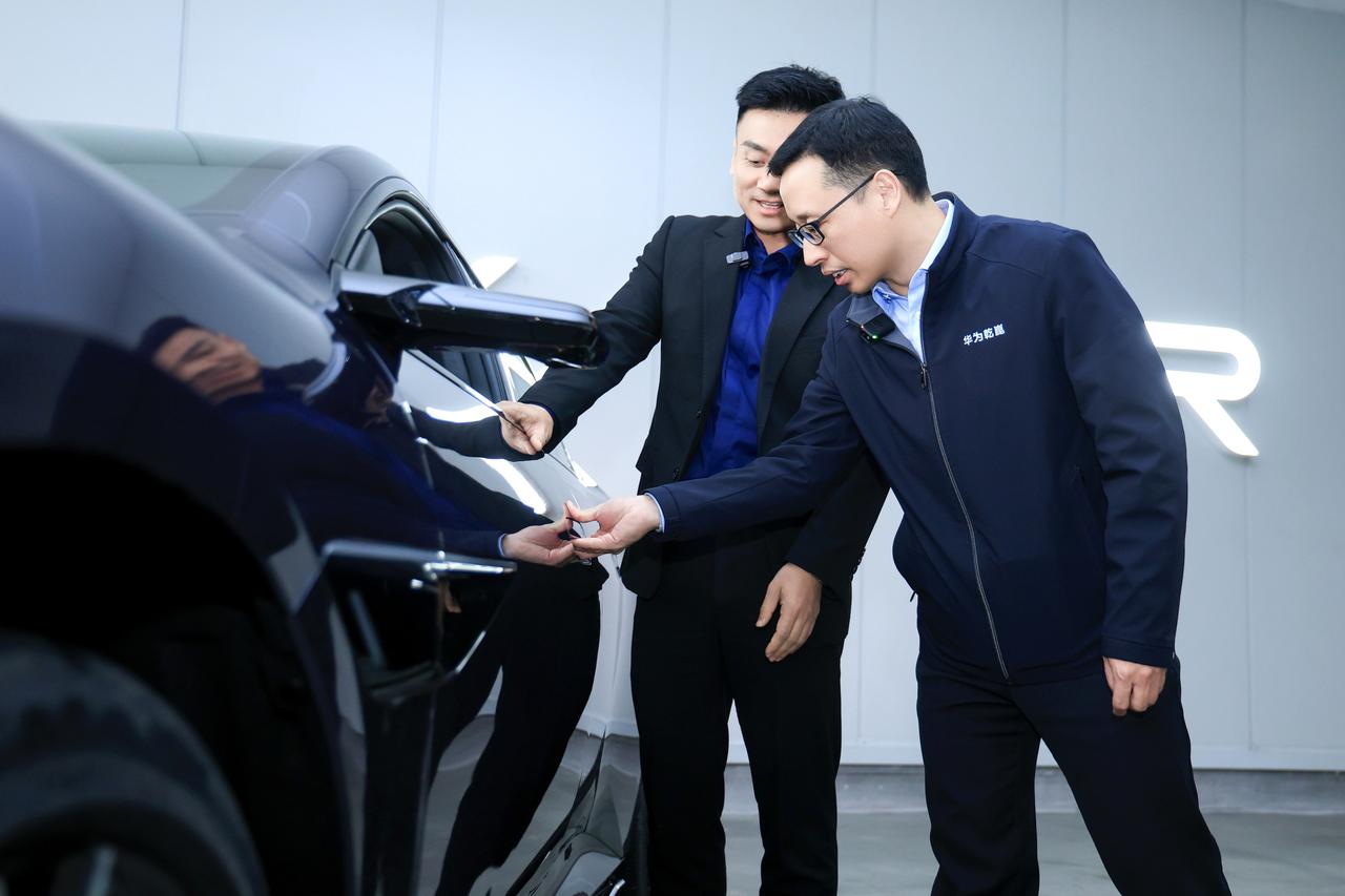 1月19日，华为乾崑、阿维塔双方高管团队走进工厂实地办公，从产品开发阶段转入产品