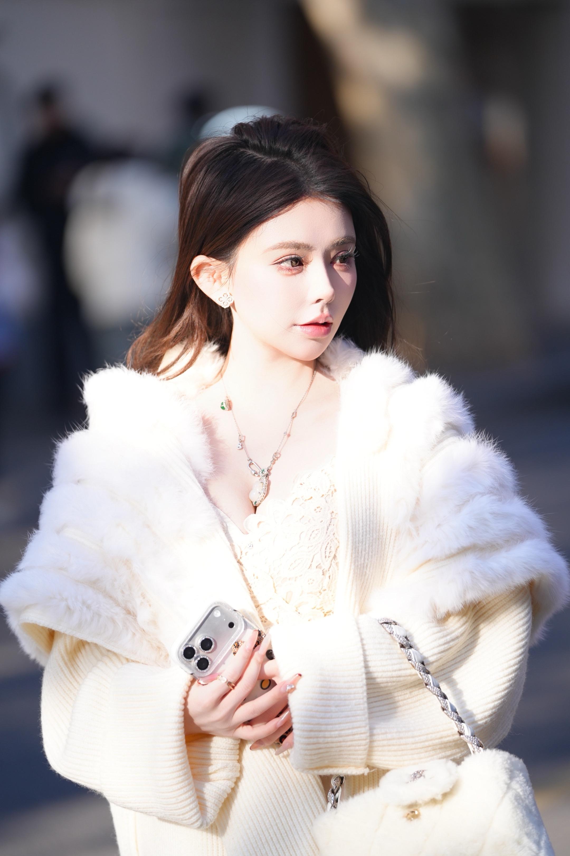 被阳光偏爱的温柔松弛感 下午三点的阳光落在身上，暖乎乎的像被拥抱住。 ...