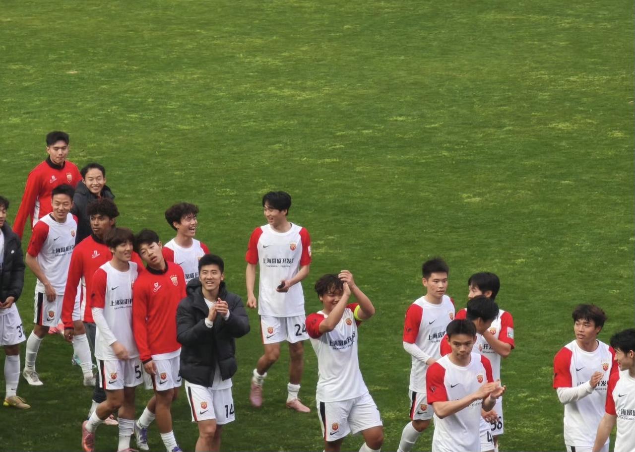 关注中国球员——李圣龙

本赛季，33岁的李圣龙去到了上海海港B队，帮助球队征战