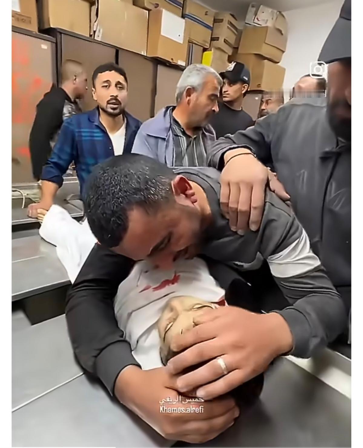 可怜的孩子，他只有3岁！4月14日，以色列无人机在加沙城发射导弹，击中一辆警车，