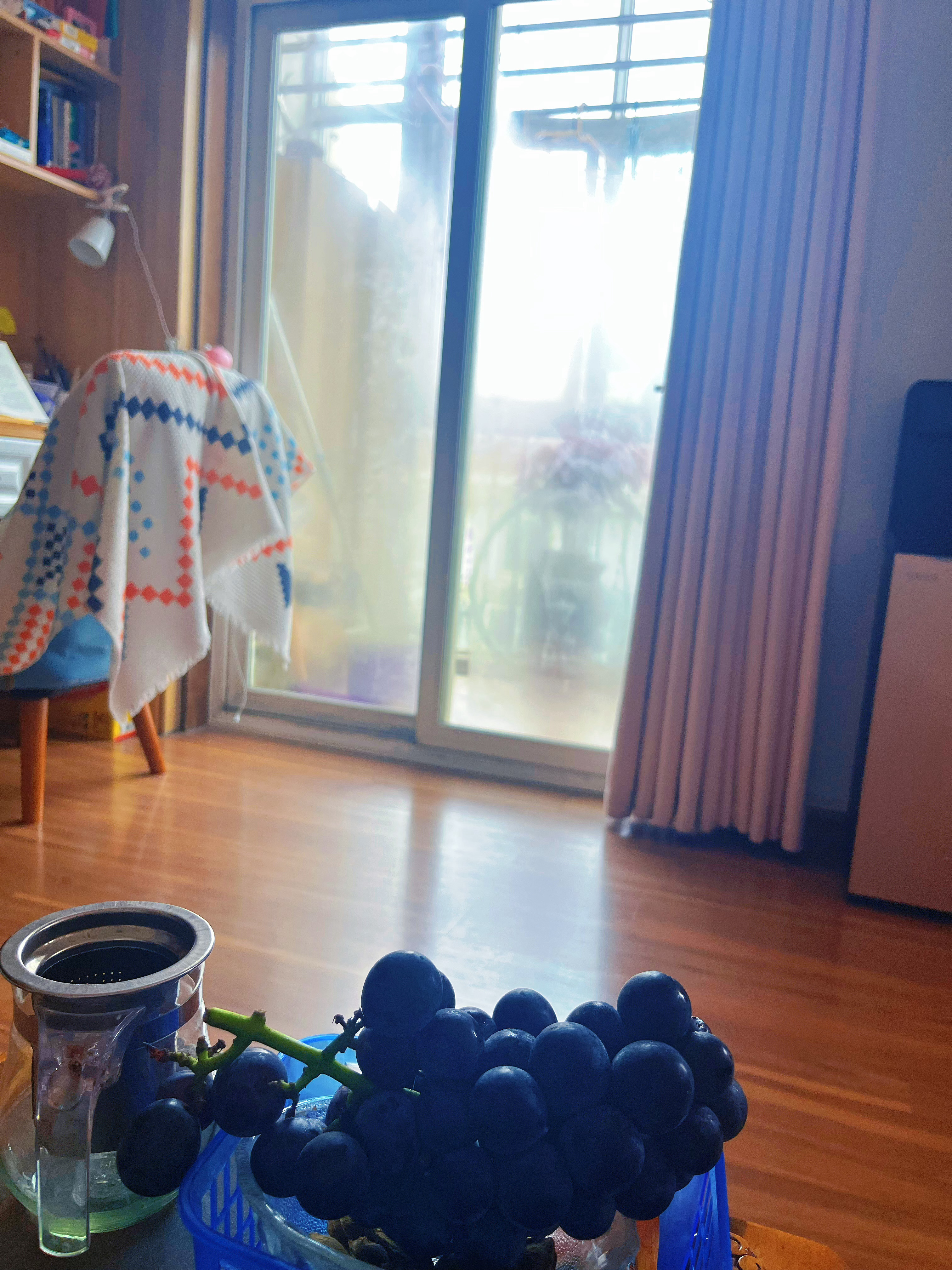 多地今天又热又湿下了雨但一点不凉快室内空调开的很足看看我家阳台玻璃就知道外面又热