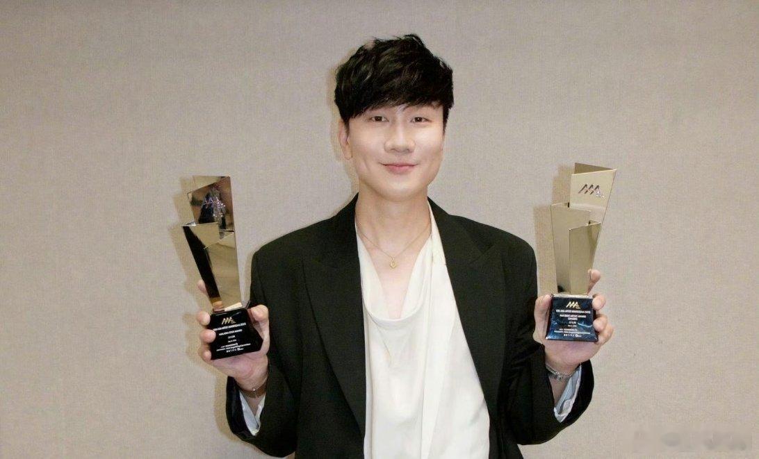 林俊杰 大牌小耍JJ压轴登场，IVE、LE SSERAFIM全体起立90°鞠躬，