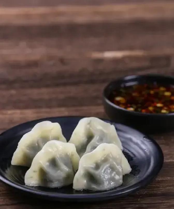 腊月二十三，北方迎来小年，灶王爷要上天汇报一年家事，这天家家户户忙着祭灶和大扫除