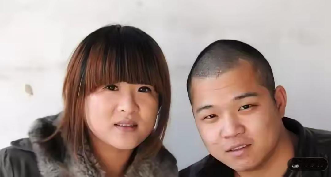 江苏男子郑鲁替兄弟顶罪，蹲了十一个月监狱。出狱那天他兴冲冲往家赶，推开门，看见自