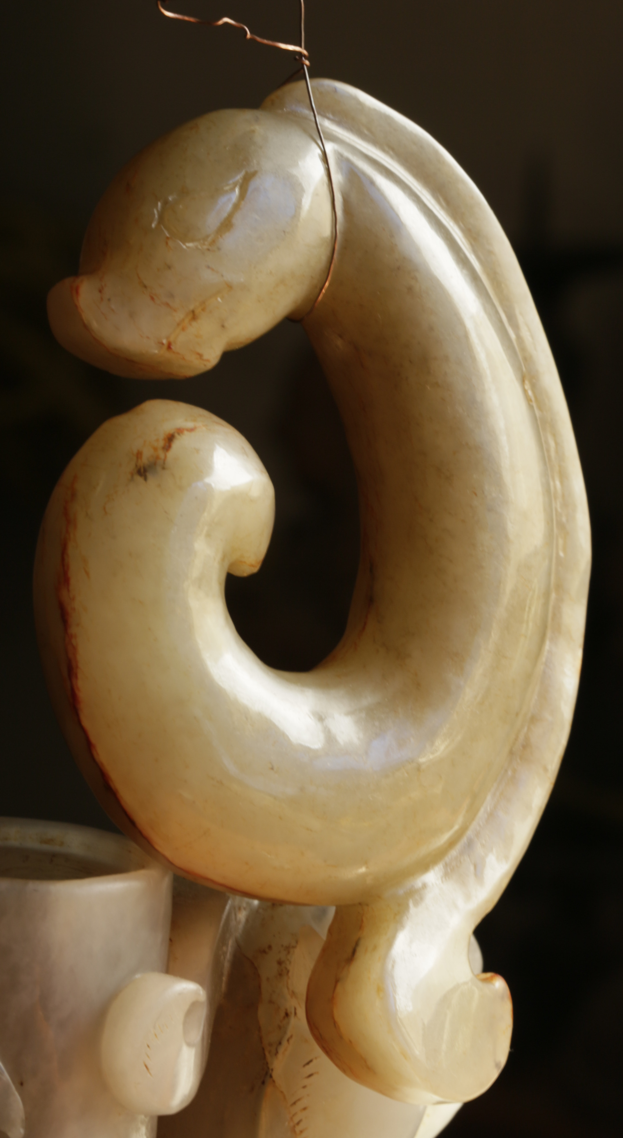 红山文化 . 白玉雕玉猪龙 一件尺寸：重197.4克，高116MM，宽78MM，