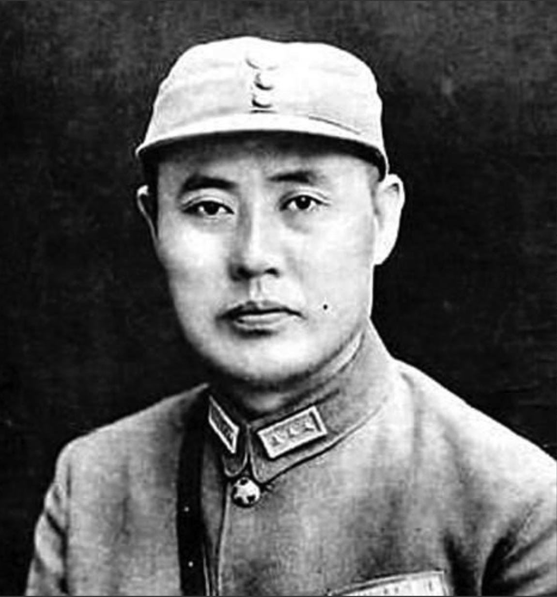 1949年，傅作义任首任水利部长。不久，周总理发现怪事，皱眉问：“怎么文件上只有