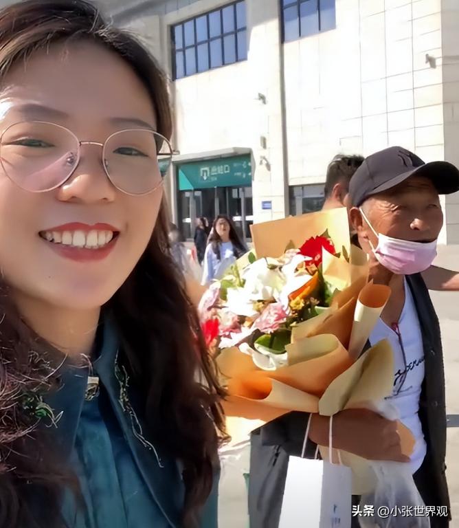 2018年，一山西姑娘，在北京地铁站为一陌生老人指路，并给了100多元现金。哪料