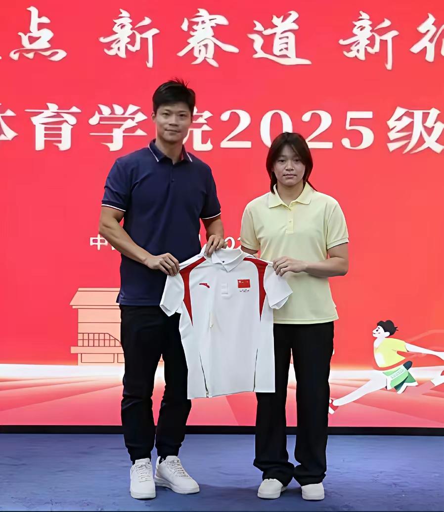 暨南大学因为有他俩，知名度都在升高。凭借他俩的实力，完全可以进985大学深造，可