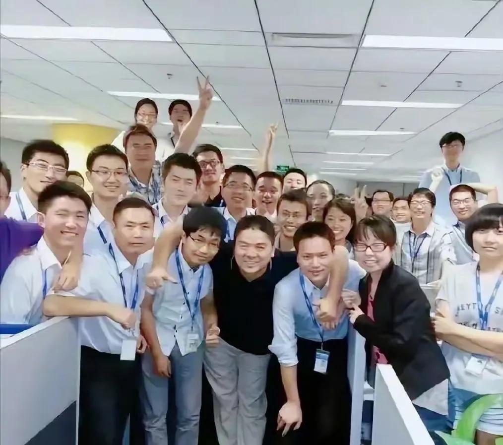 刘强东是最接地气的企业家，和员工合影这么热情