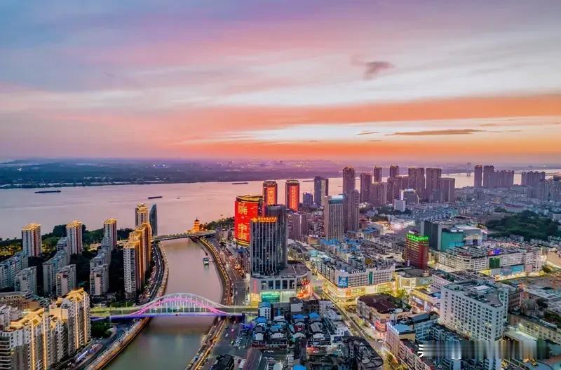 网上说房价跌幅前三是芜湖、武汉、南京，跌幅分别达 -54.4%、-48.5%、-