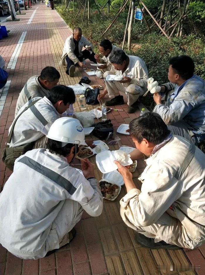 今天去现场转了两圈，全身都湿透了，干海洋工程的真不容易，大热的天，看到很多工人又
