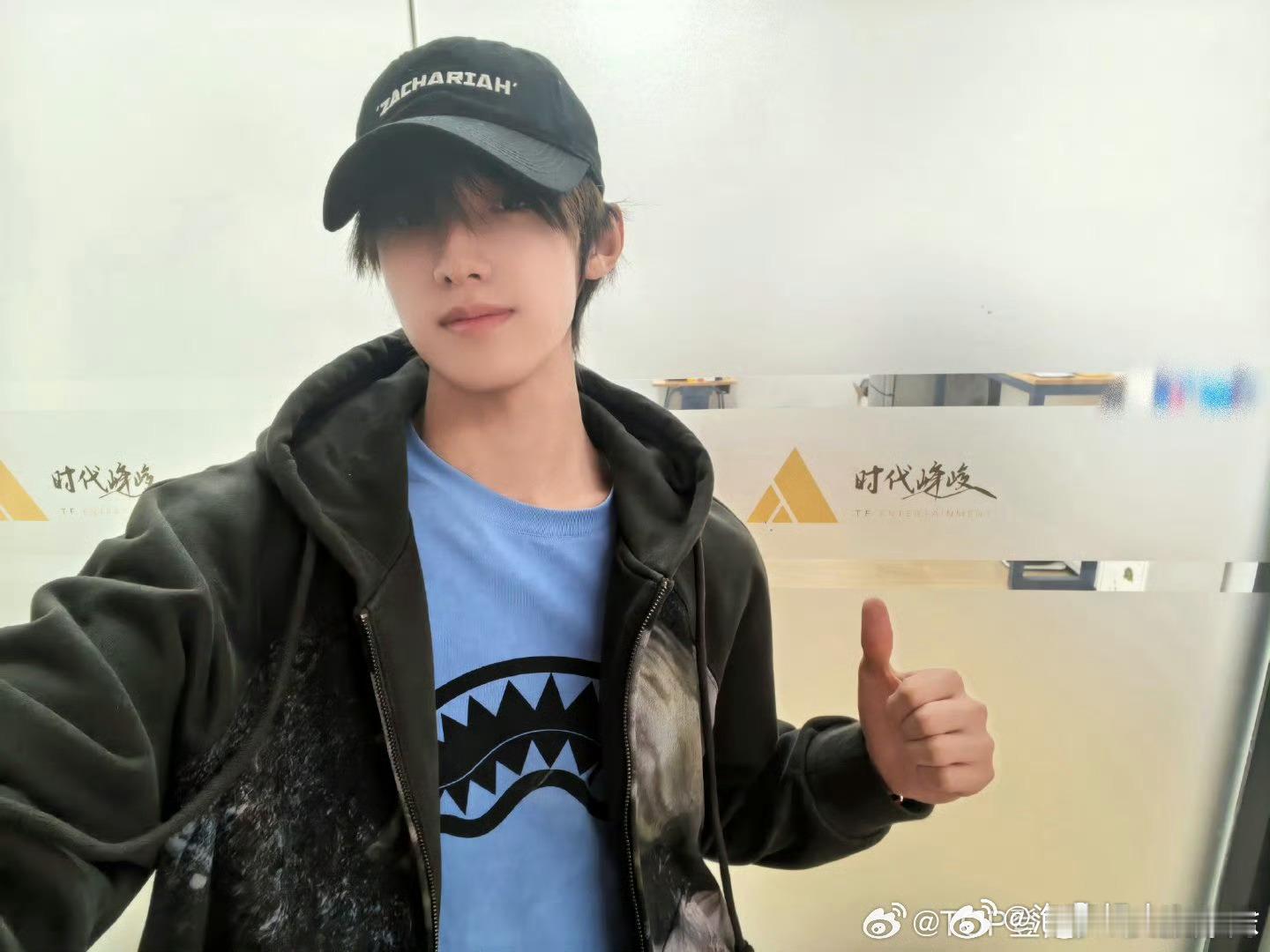 张泽禹剪发前留下的珍贵影像被剪发前的长毛张泽禹狠狠心动，垂落发丝自带温柔滤镜，每