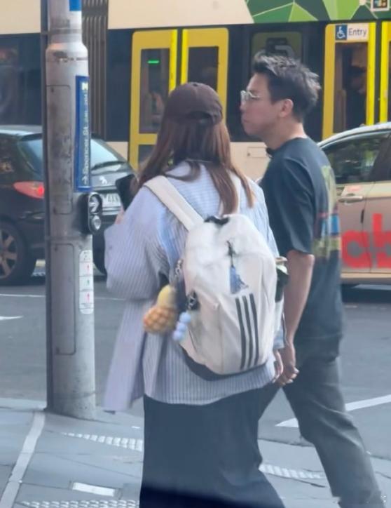 网友墨尔本偶遇陶喆 网友刚才在墨尔本偶遇陶喆，陶喆56岁了还那么有型，状态满分啊