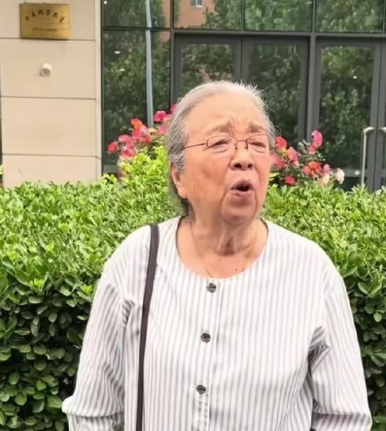 2026年8月11日，北京稻香村内，90岁的李明启被路人认出。她正给重孙买糕点，