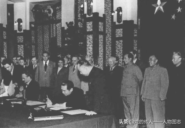 1954年10月，周恩来和阿·伊·米高扬在有关苏联援助中国建设项目协定的文本上签