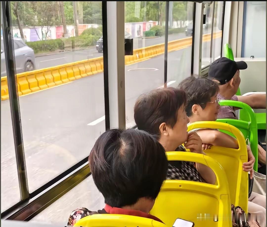 曾经那么要强，那么爱美的我，今天，我也终于败下阵来，服老了。

50岁之前，长发