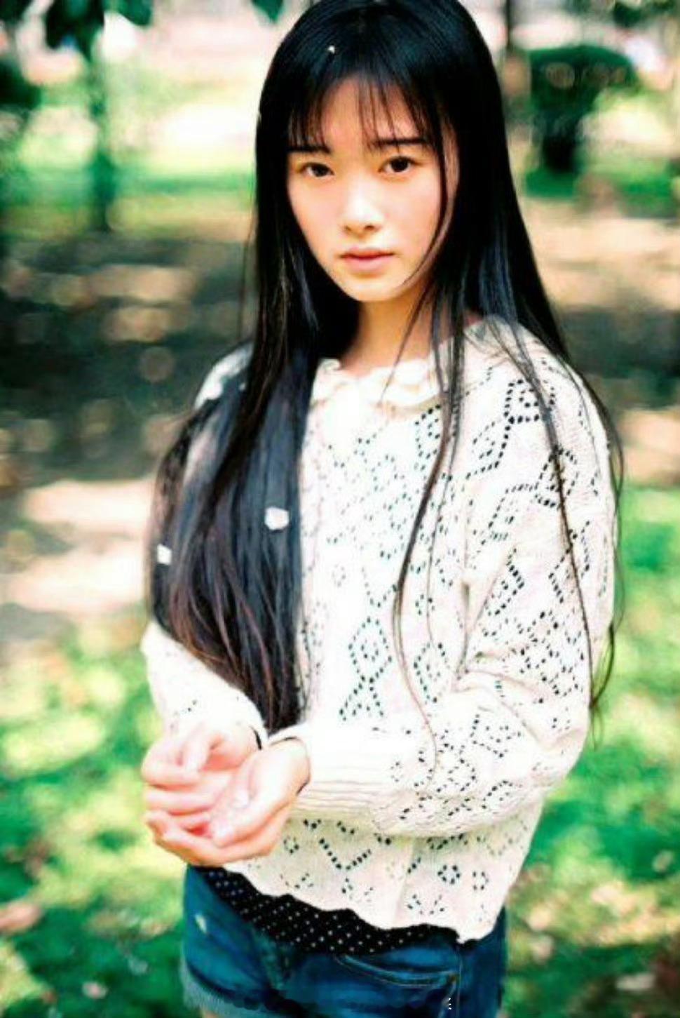 鞠婧祎出道前的照片，学生时代应该是很多男孩子喜欢的类型吧，以前是普通人里的美女，