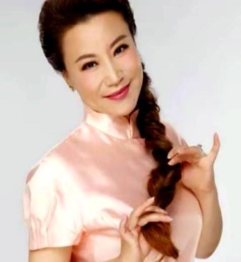 45岁王为念一无所有离开家庭，和小香玉正式解除婚姻关系。
当初他俩把日子全搭进办