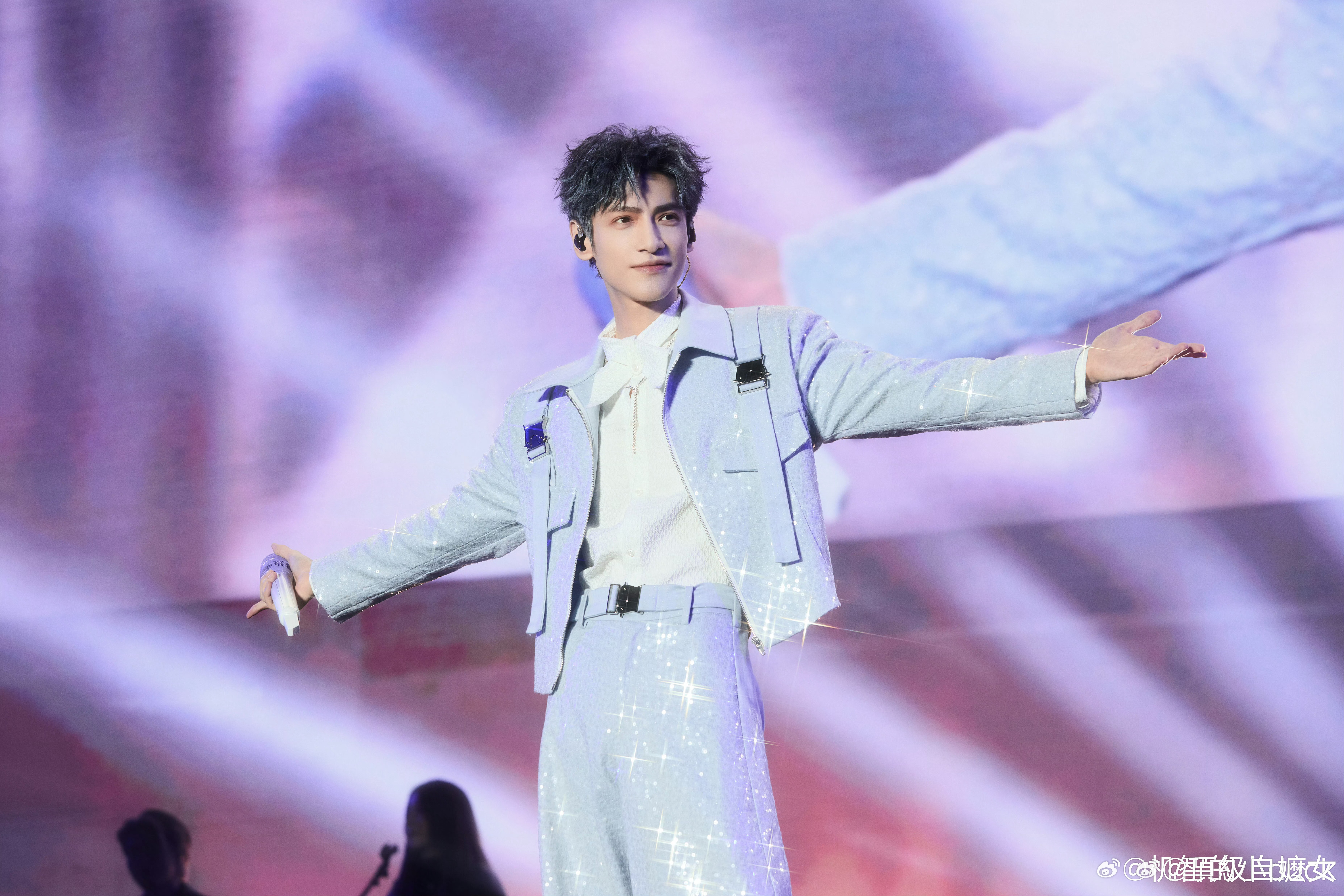 罗云熙工作热情堪比一块海绵 罗云熙的学习能力太动人，像海绵一样吸纳各类经验，沉下