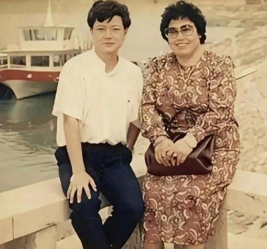 1959年，18岁陈丽华与北京电信系统某高管结婚，生了1子2女后，俩人和平分手，