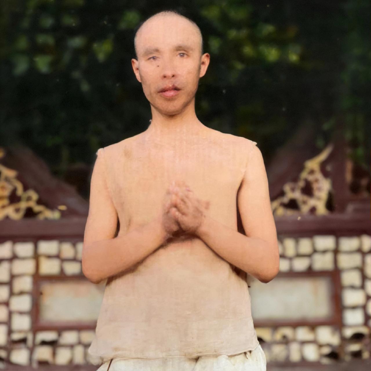 1907年，徐锡麟行刺安徽巡抚恩铭后，因众寡不敌被捕，站在衙门的大堂中，敌人给他