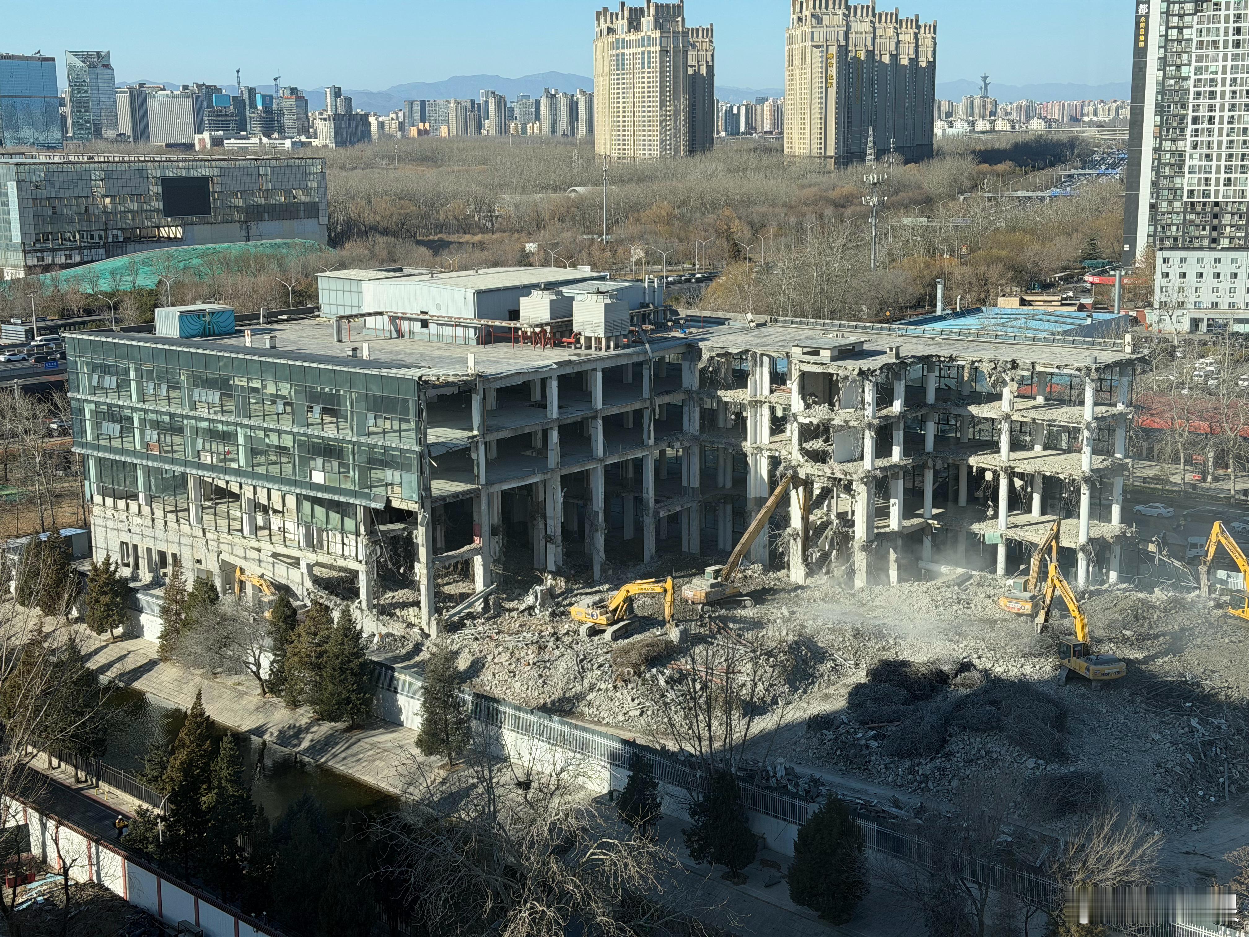 朋友说他们家旁边的4S店拆了。我心想，哦，可能是换品牌了。结果一看，真的是字面意