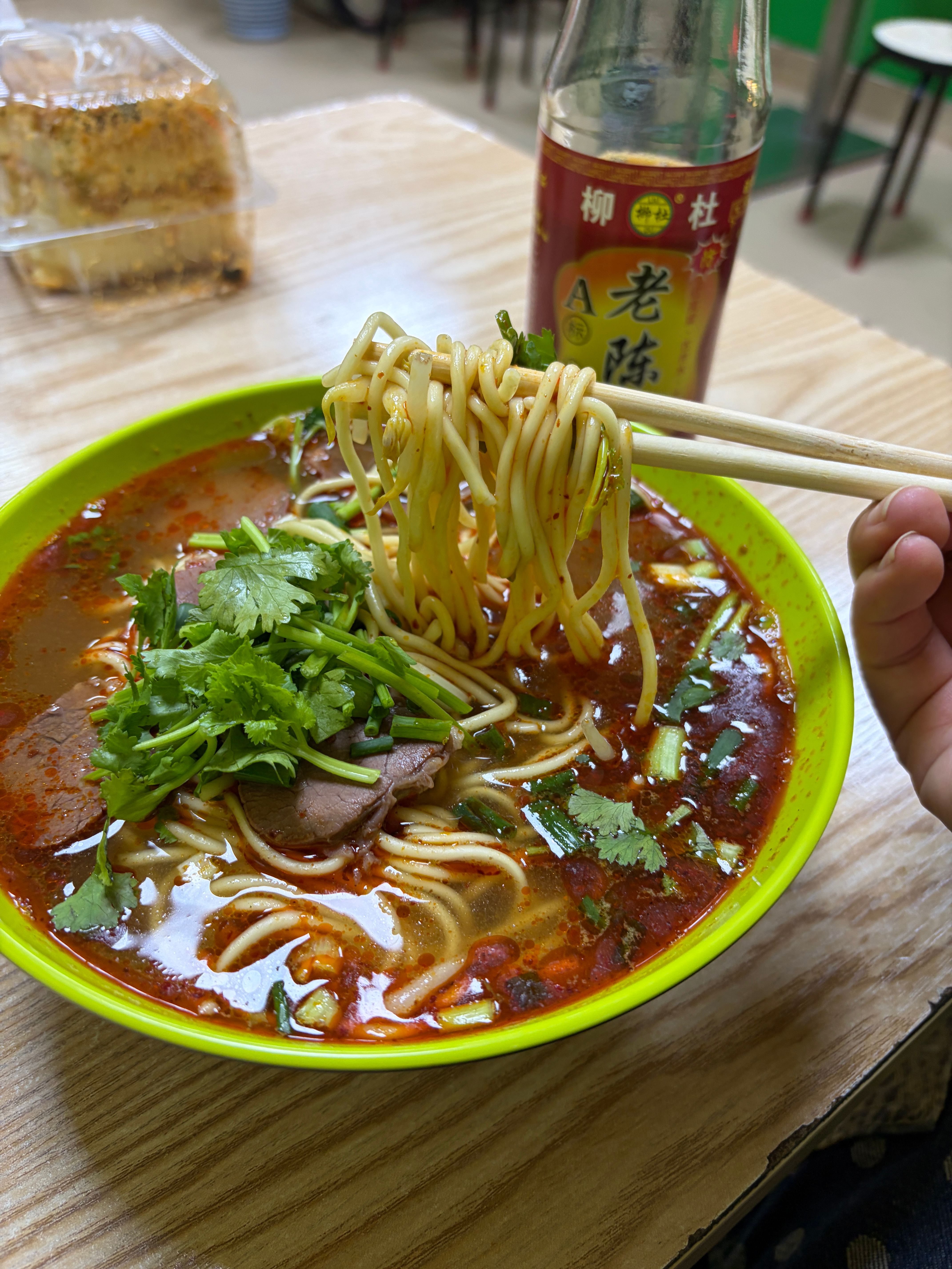 挖到小破店‼️襄阳牛肉面🍜价格实惠红油香到舔碗老板只有大叔一个人，一进店就被浓