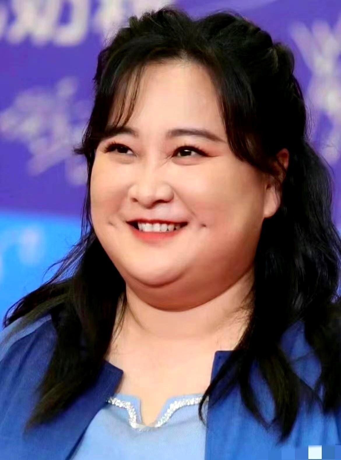 贾玲一现身米兰男装周，镜头直接怼脸，线条利落，肩背挺直，哪还有半分“胖丫头”影子