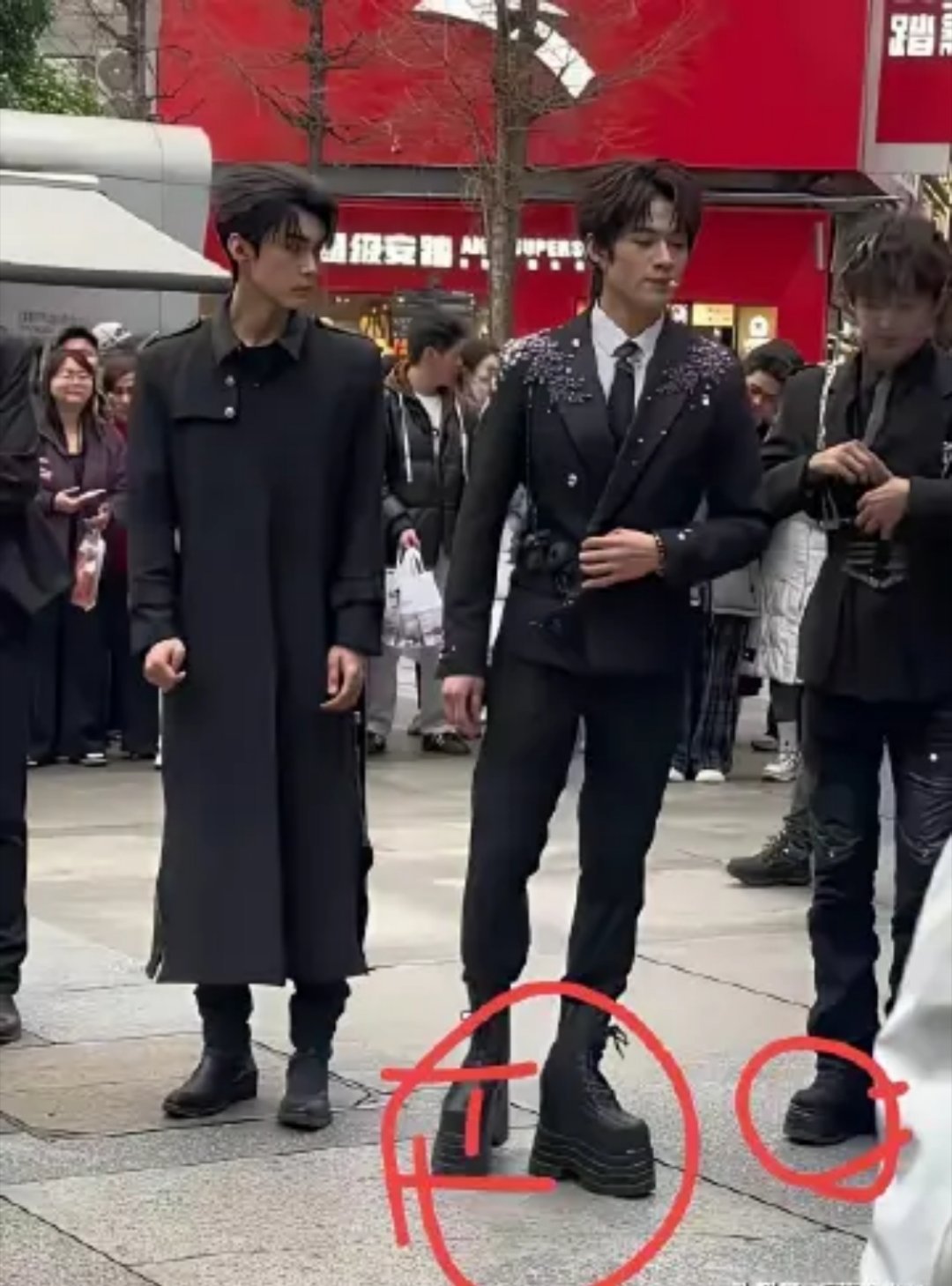 原来网红的身高这么假，全靠鞋底撑场面啊 