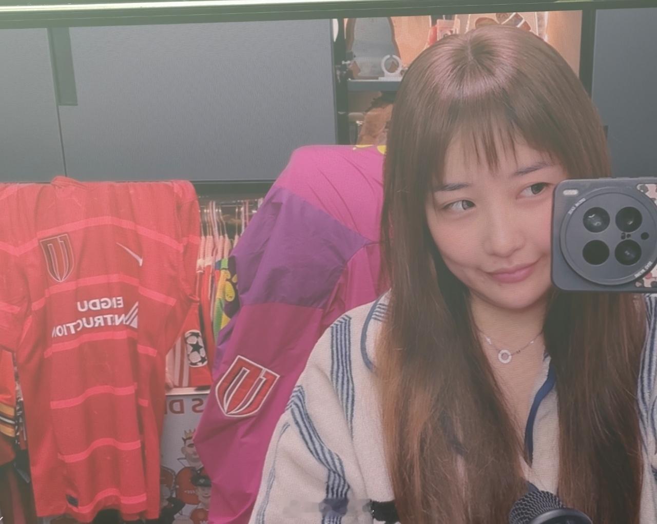 神户胜利船vs成都蓉城 点了外卖，还把亚冠球衣拿出来，我在沙发上自己看哈 这必须