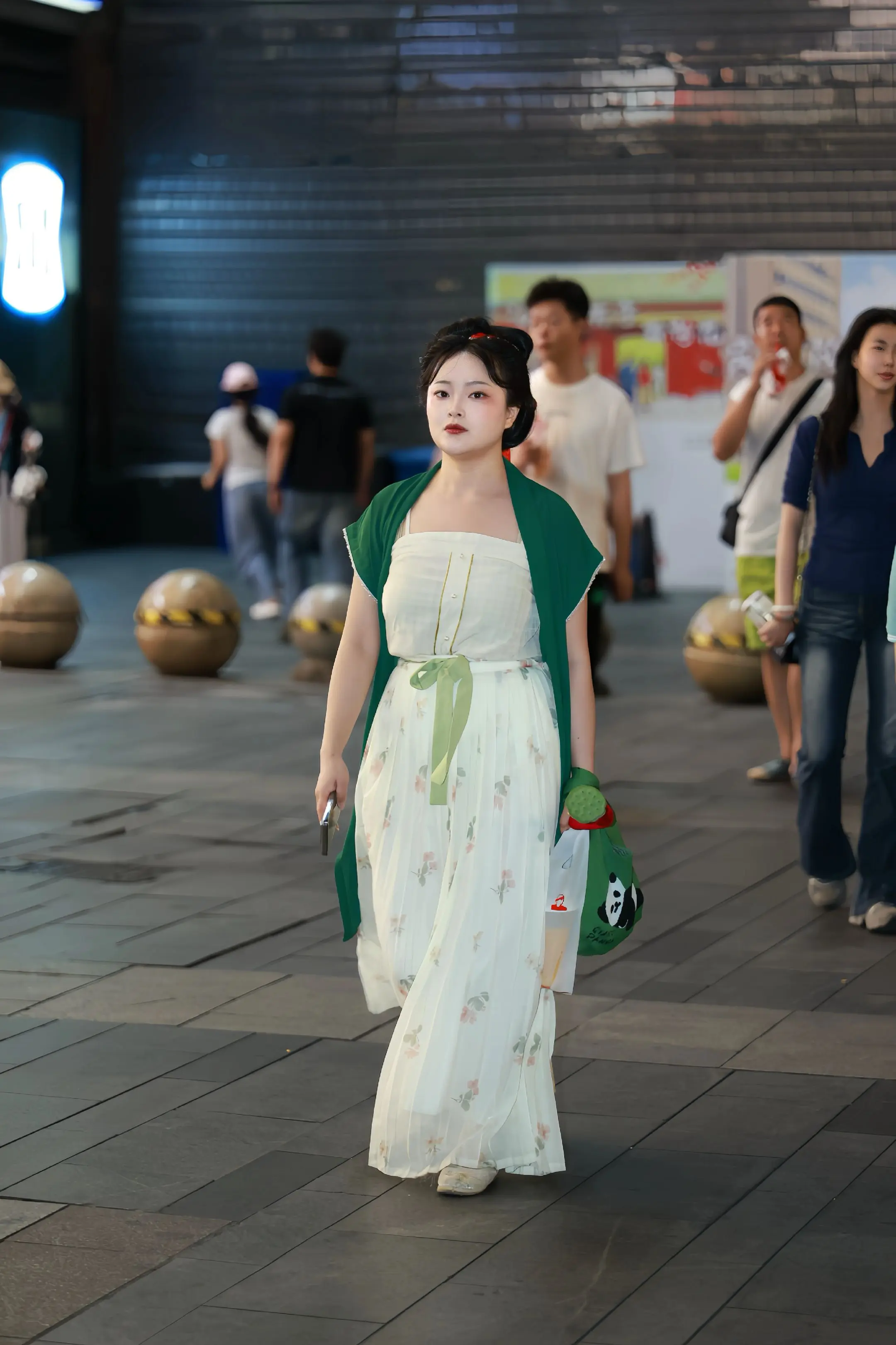 肤白貌美大长腿，辣妹出街气场直接拉满！