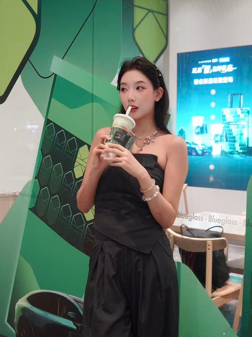 智界和Blueglass联名太会了！智能座驾+AI酸奶，双厨狂喜！ 「别无他绿」