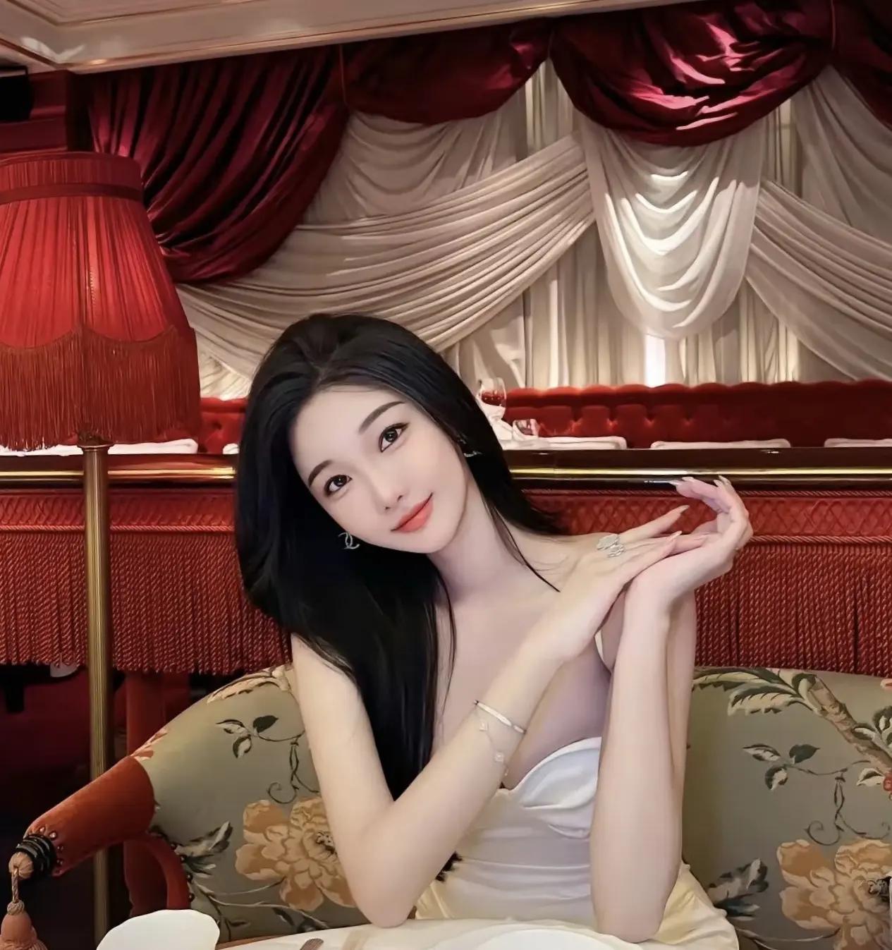 女人一旦有成功的迹象，一定要小心防范身边的闺蜜们，因为你真不知道哪些人是真心对你