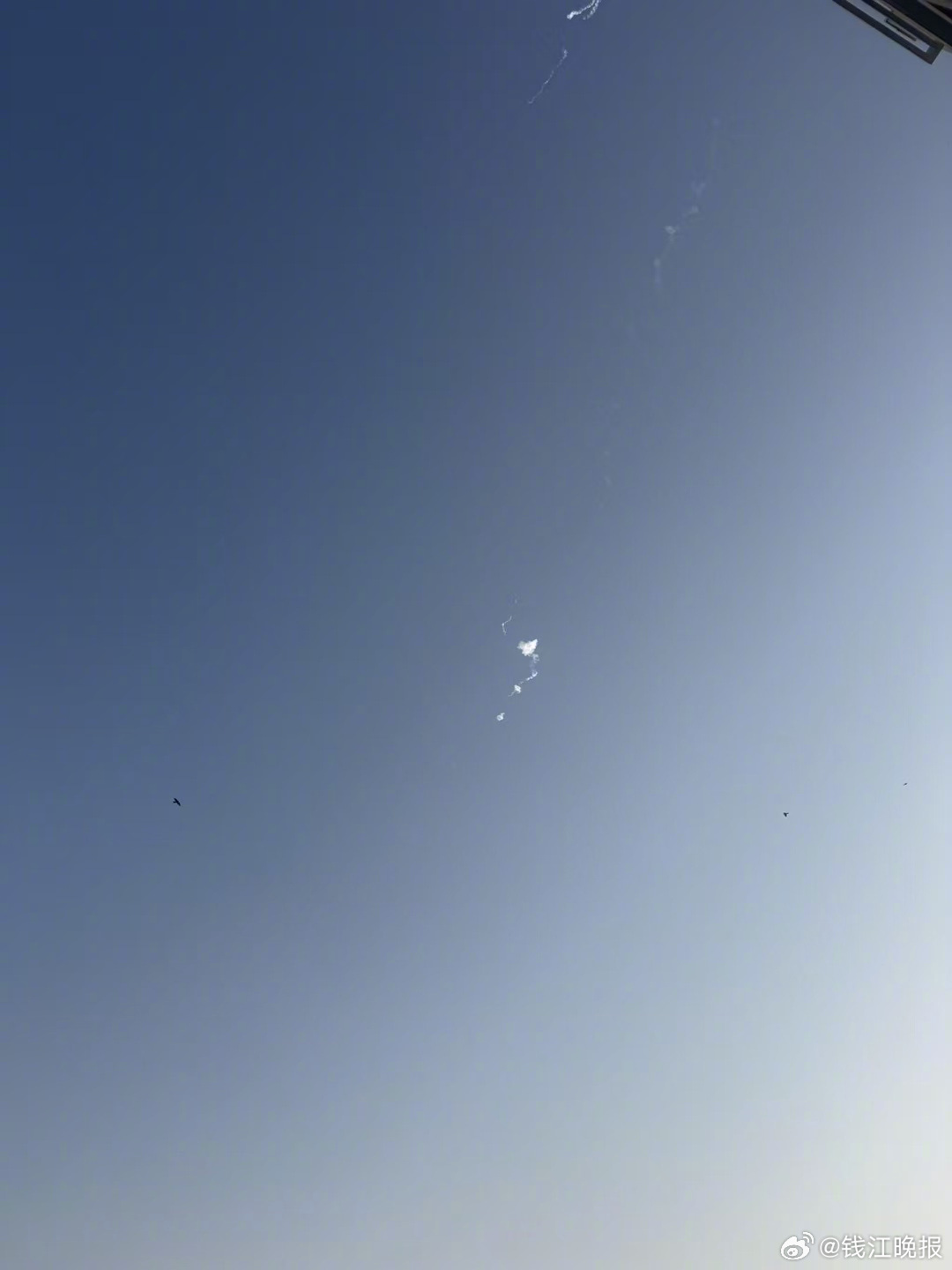 【浙江#情侣中东旅游遇战争72小时绝地逃生#】#浙江游客硝烟弥漫下72小时辗转归