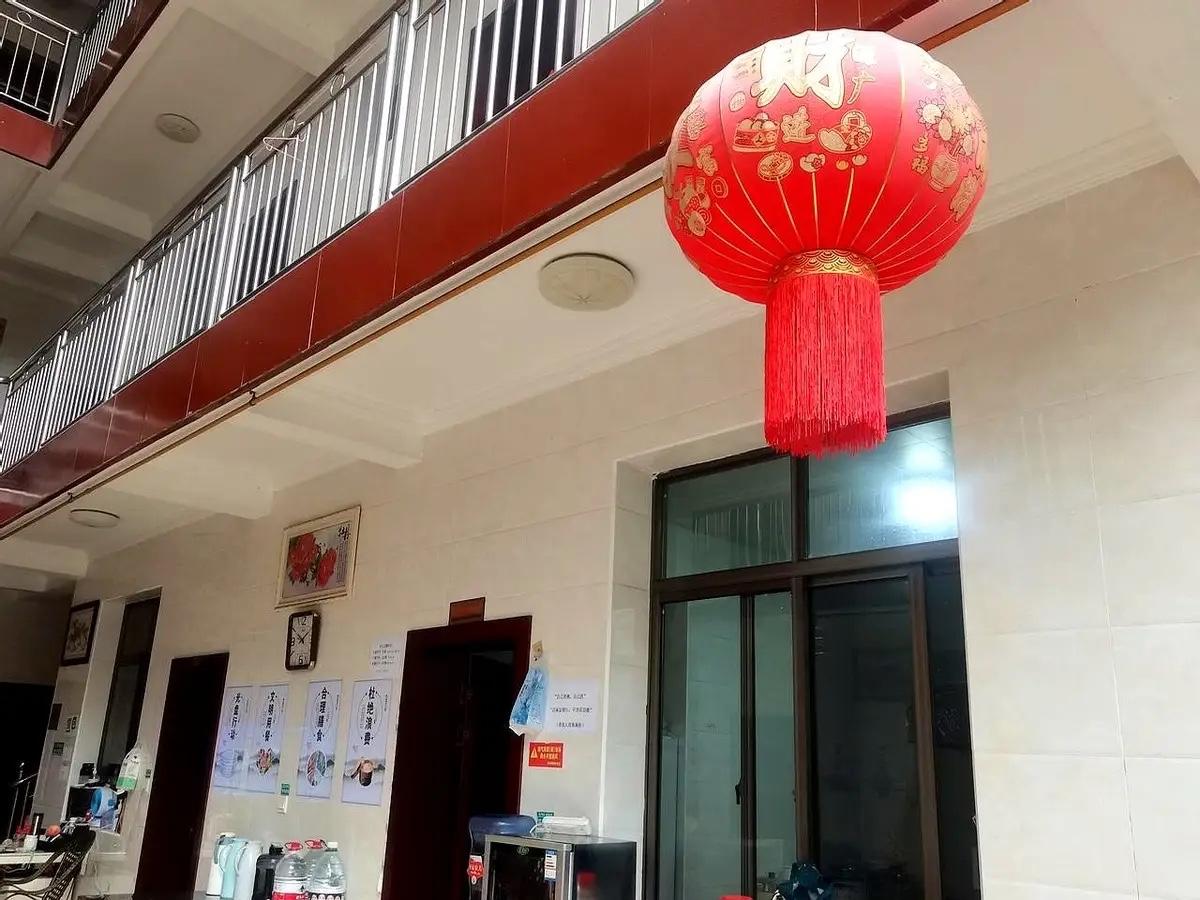 青城山民宿快撑不住了！

9月一到，堰山居从满房掉到只剩2个客人，5000块请的
