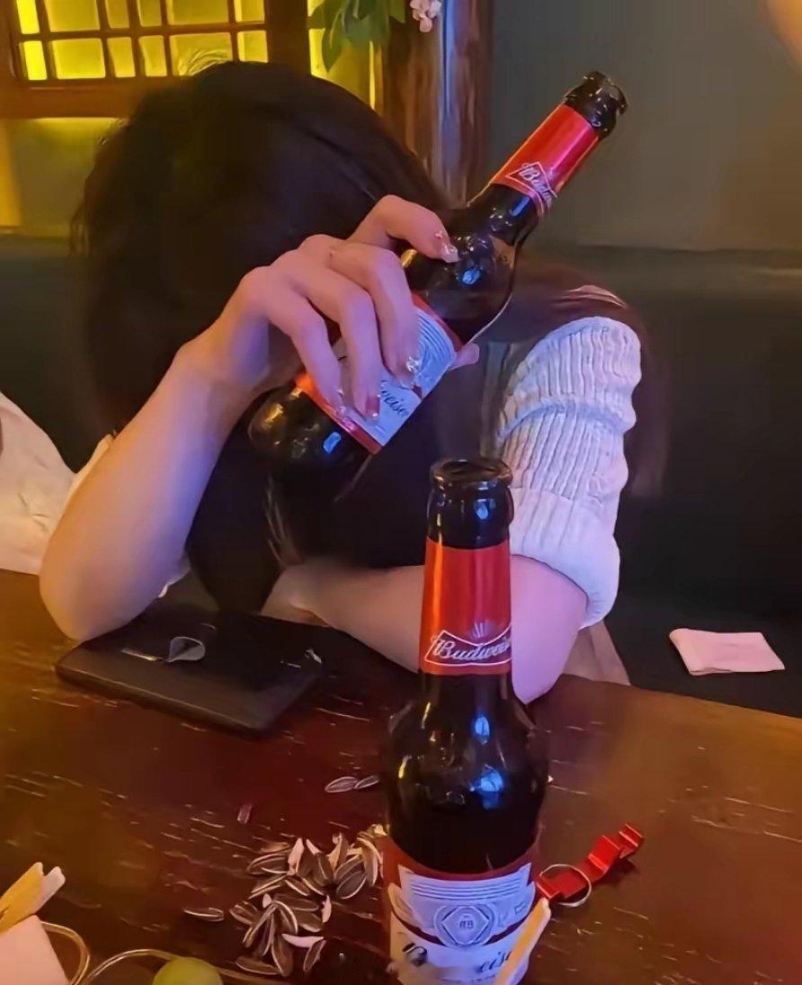 韩某先是当众搂腰、摸腿进行骚扰，又趁程女士去卫生间，偷偷往酒杯投放处方药。虽然西