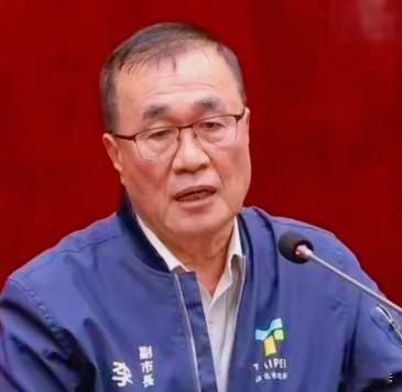 国民党新北市长参选人李四川25日现身民众党参选人吴亚伦的竞选总部成立大会，和黄国